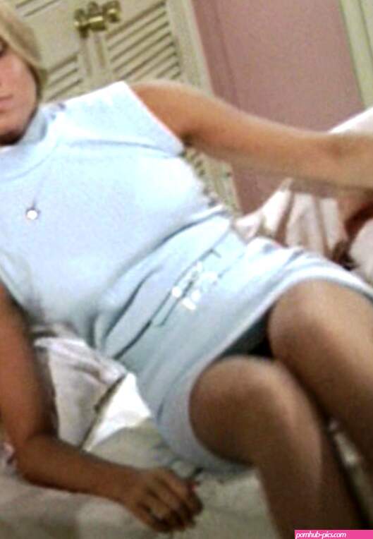 Naked Maureen McCormick in The Brady Bunch ANCENSORED