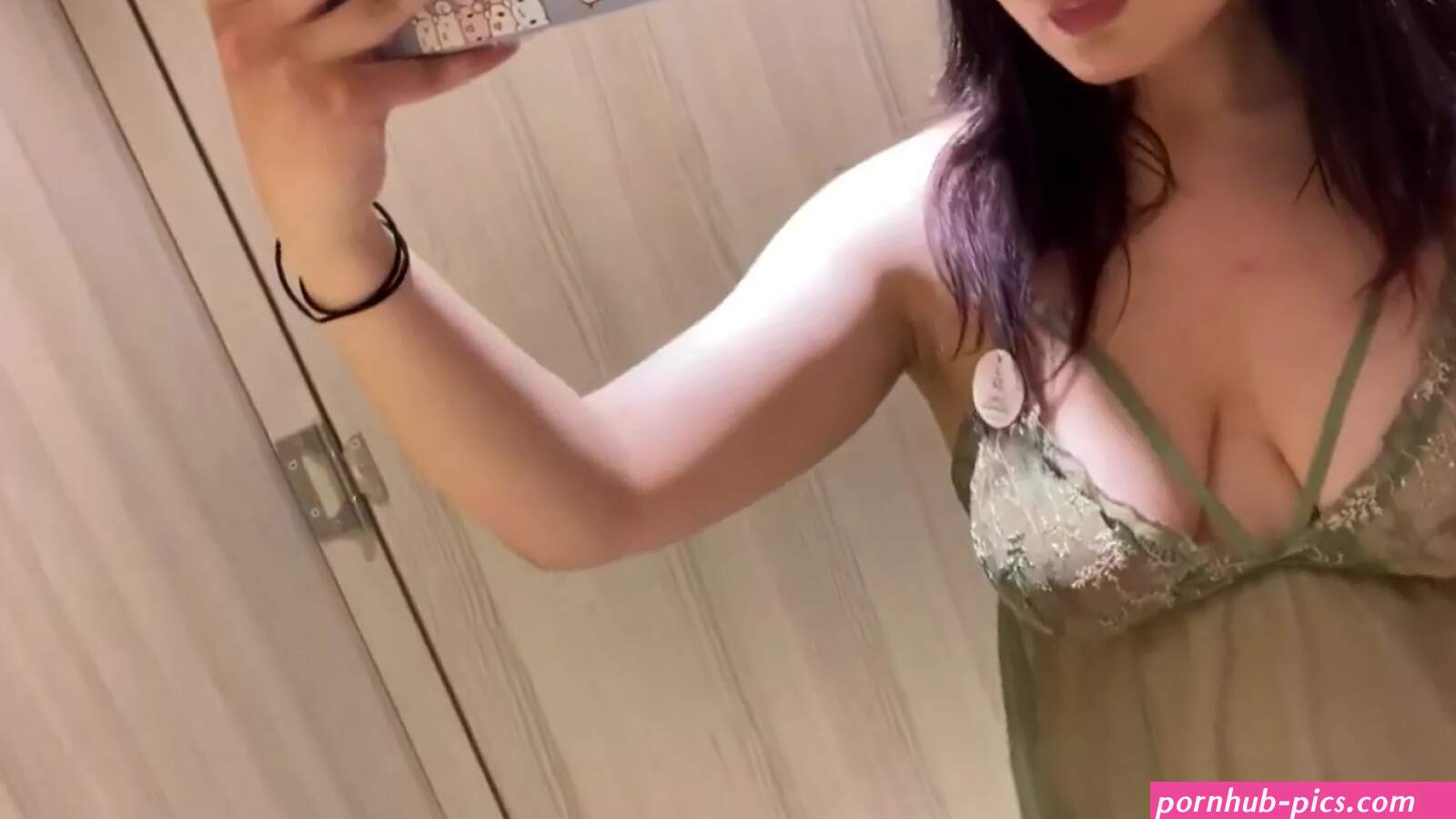 Youtuber Exposes Herself For Views You Wont Believe This Video !