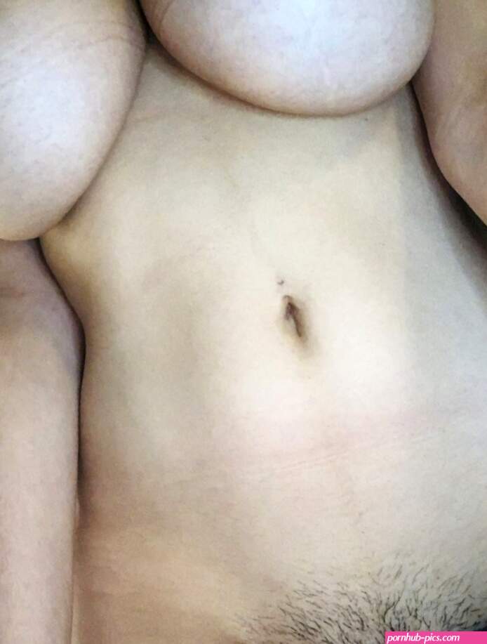 Tessa Fowler shows pussy on Onlyfans