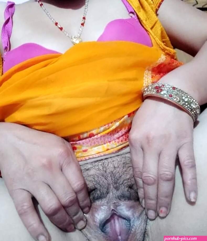 Desi bhabhi sexy hairy chut: 8 Nude Pics