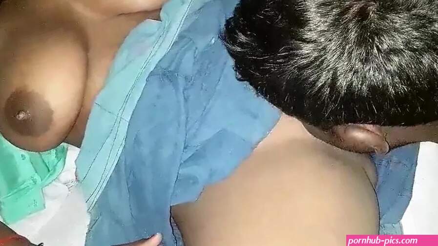 Hot and young bhabhi ki cremie chut ko chata aur tang failakar chudai kiya watch online