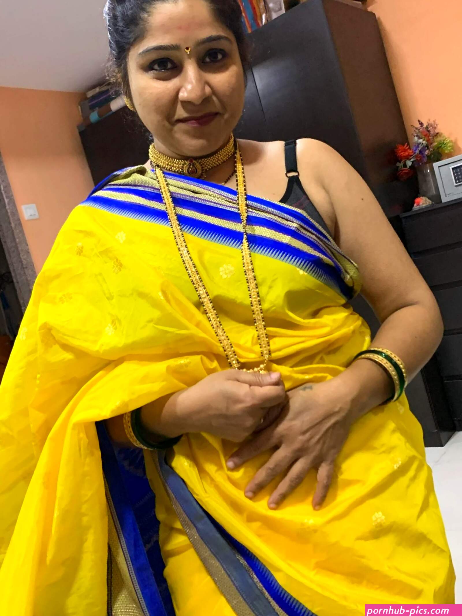 Bhabhi in saree blowjob and big boobs showing
