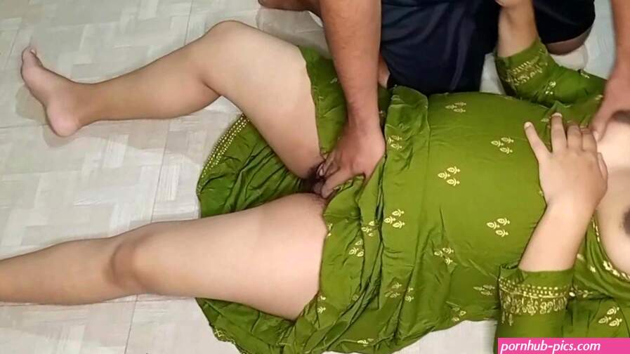 Budi ko uthne bela banada pahelw kam garne bauju lai chikyo kitchen ko floor ma