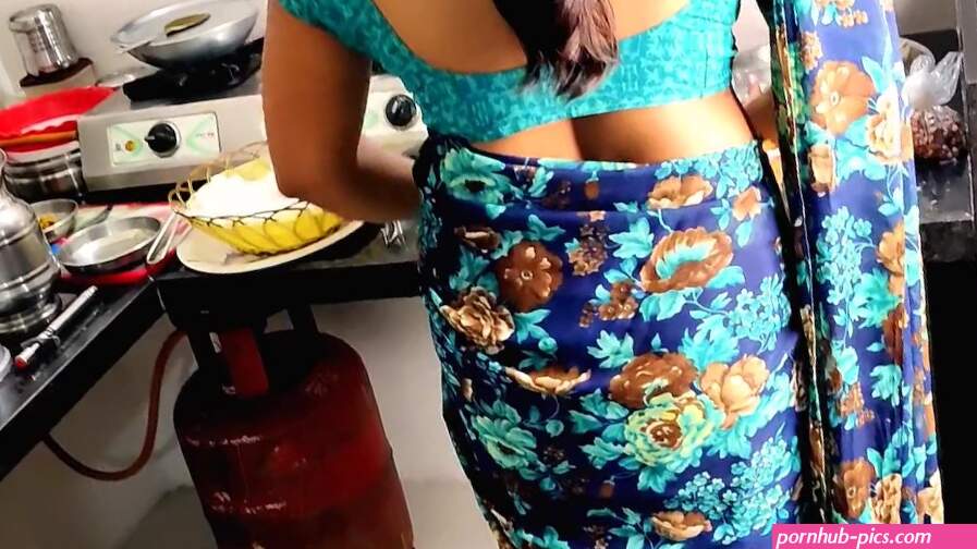 Kitchen me chupke se ghus kar suri kiya