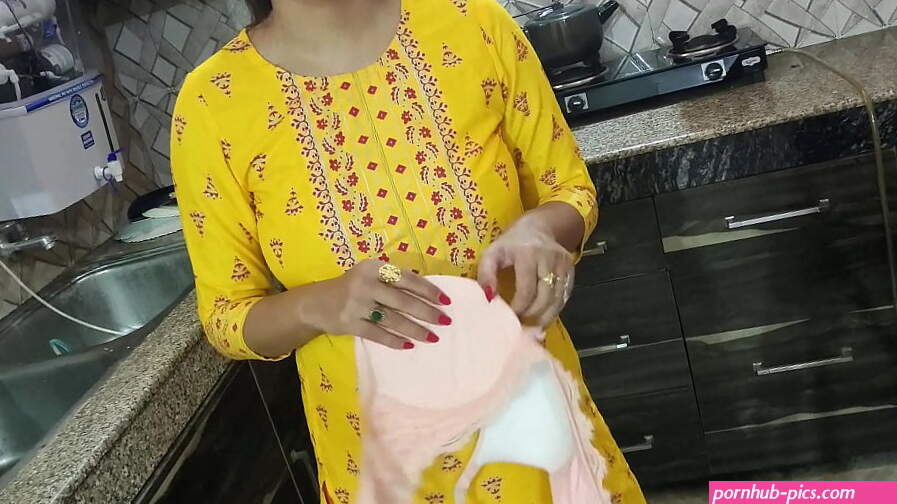 Desi bhabhi was washing dishes in kitchen then her brother in law came and said bhabhi aapka chut chahiye kya dogi hindi audio