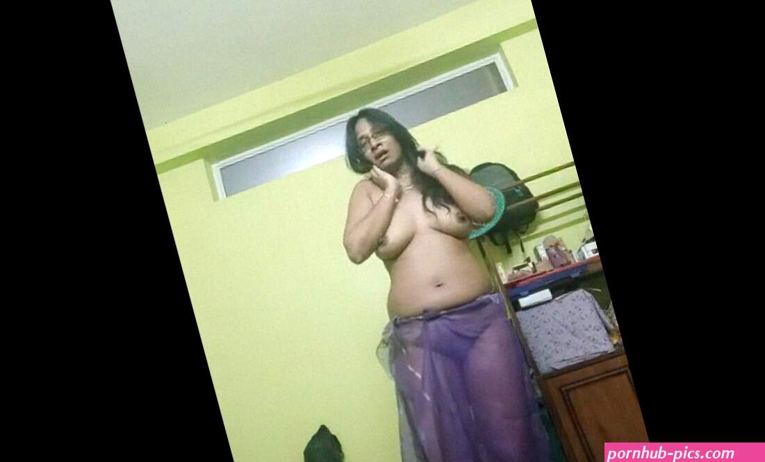 Desi aunty dancing topless after stripping saree