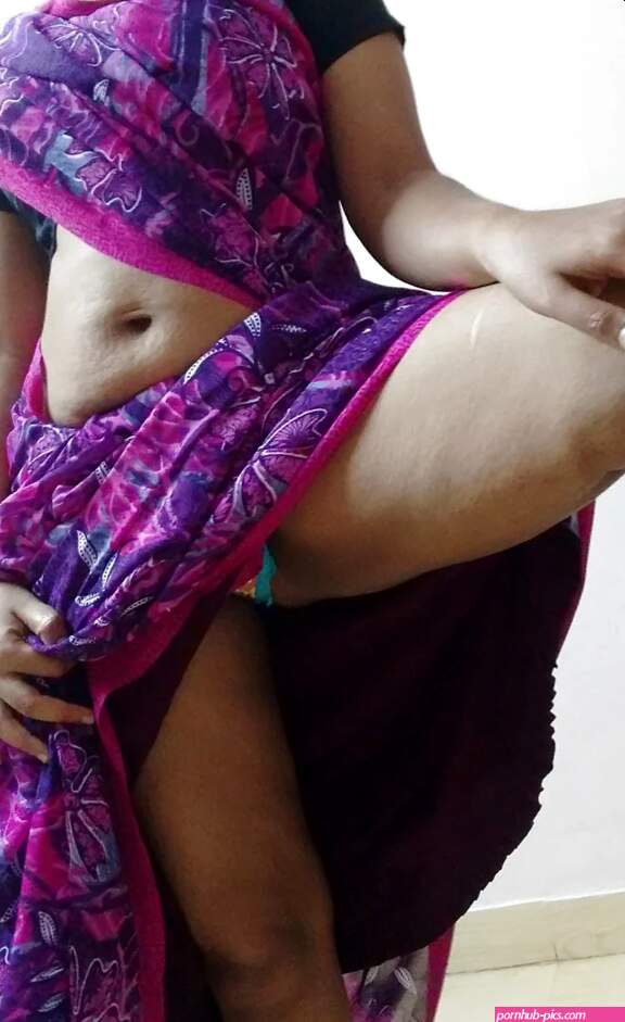 Hot Desi Bhabhi Beena teases her neighbor