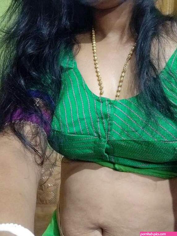Village ki desi aunty ne saree nikal ke chut dikhai