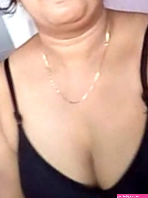 Desi chubby aunty with big boobs. Full album with more pictures...