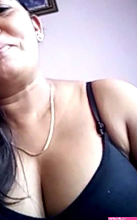 Desi chubby aunty with big boobs. Full album with more pictures...