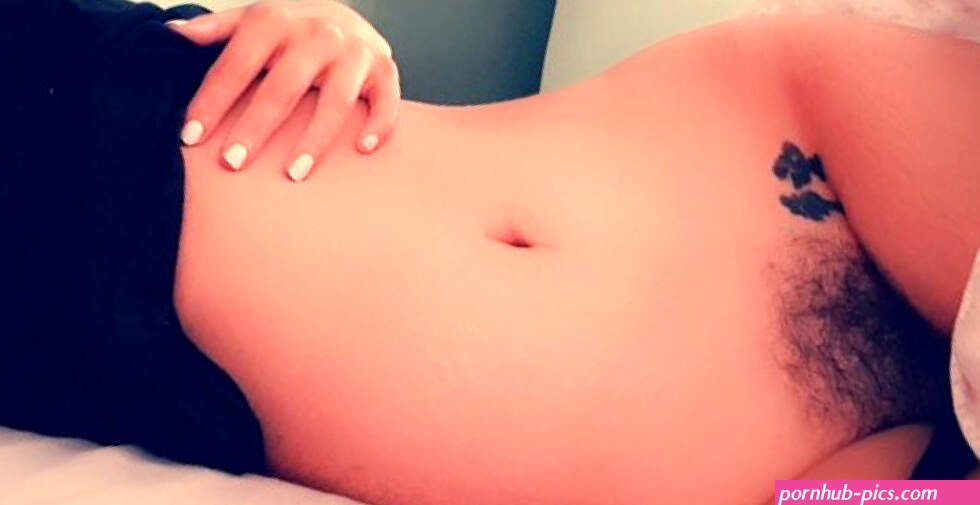 Evelyn White loves to tease and take nude Selfies