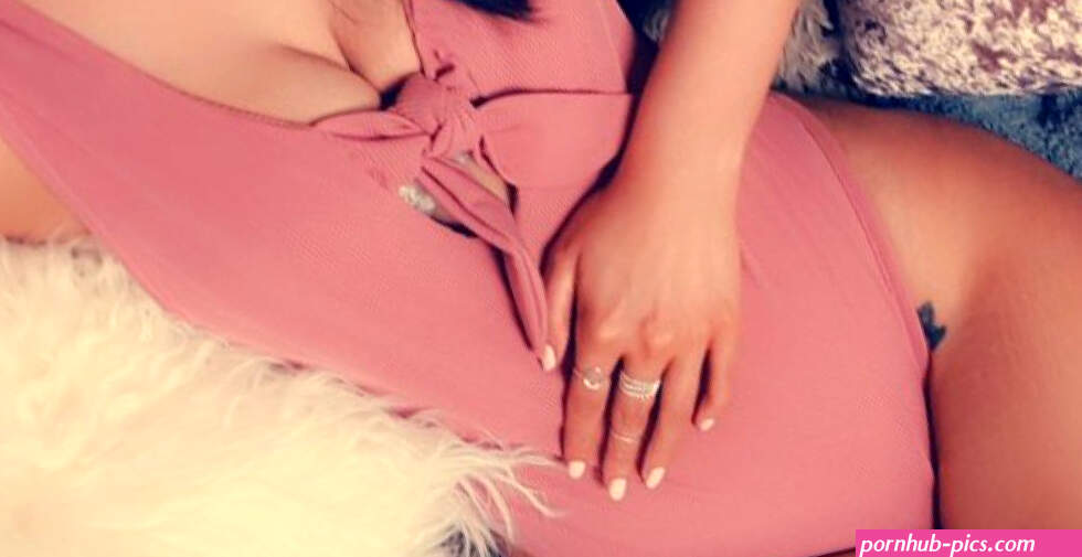 Evelyn White loves to tease and take nude Selfies