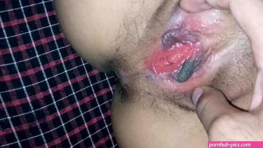 Fille vierge indienne de 18 ans avec une éjaculation féminine rose