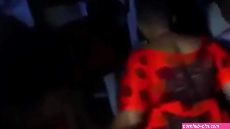 warembo wakali wakicheza uchi