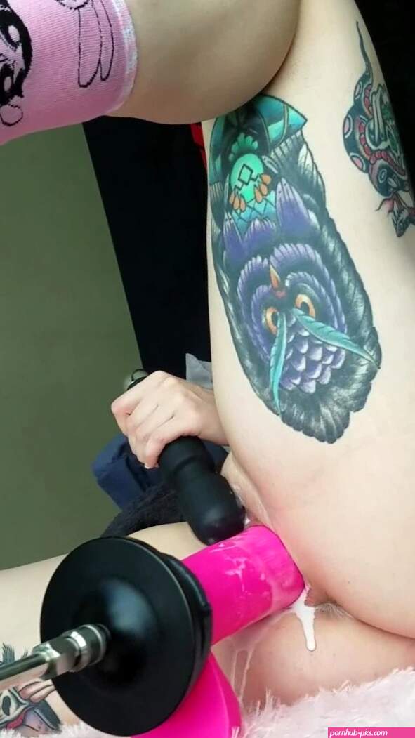 TAKING THIS HUGE DILDO ON THE FUCKING MACHINE