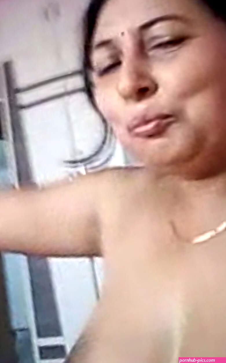 Sexy mature aunty undressed