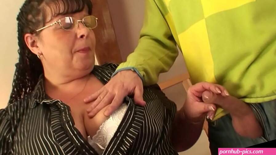 Fucks an old woman in a big pussy
