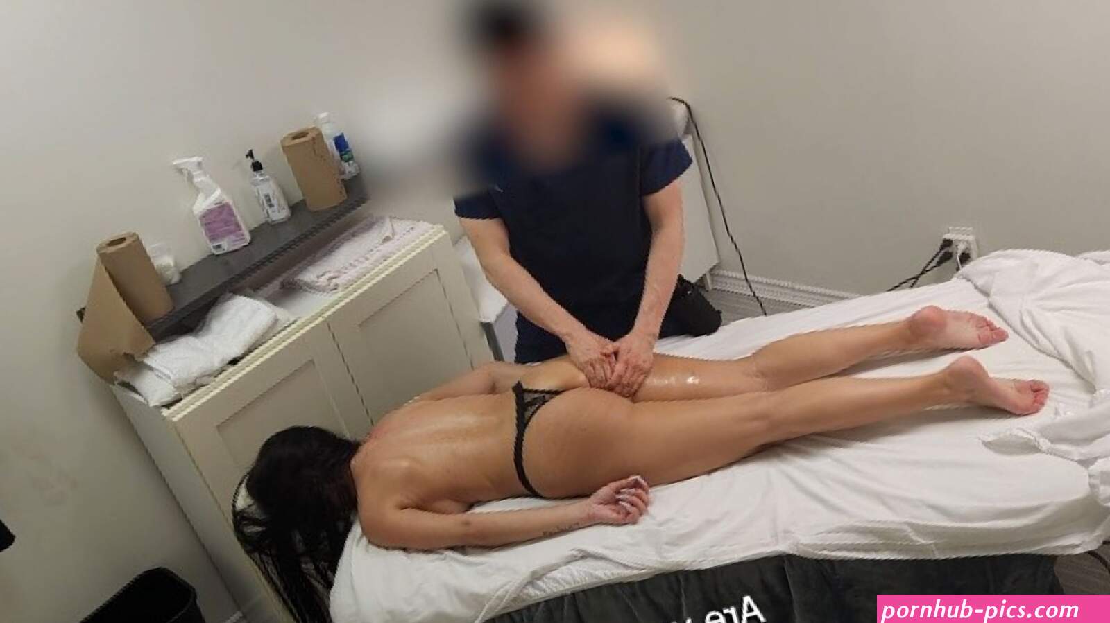 Kendal hot MILF was convinced to fuck her massage therapist
