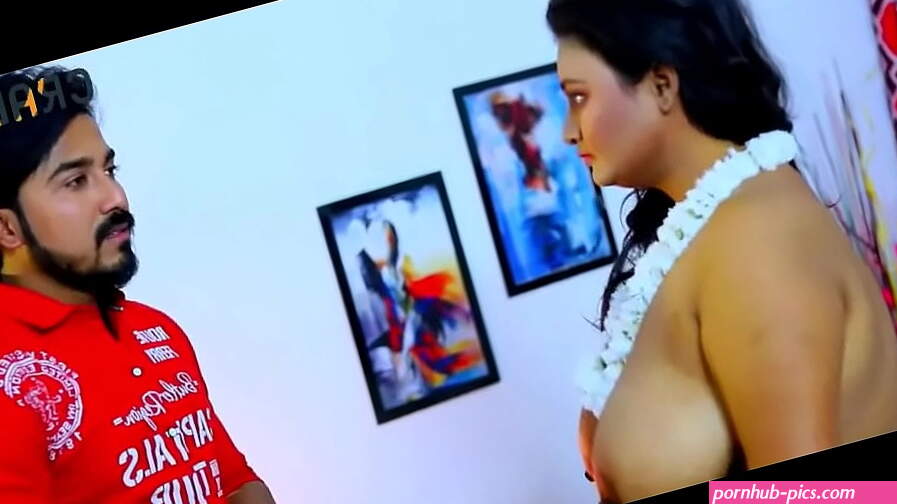 Big boobs bhabhi seducing young tenant