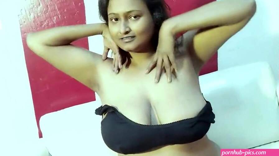 Desi Solo Indian Big Boobs Dolly Bhabi Seduce Herself watch online