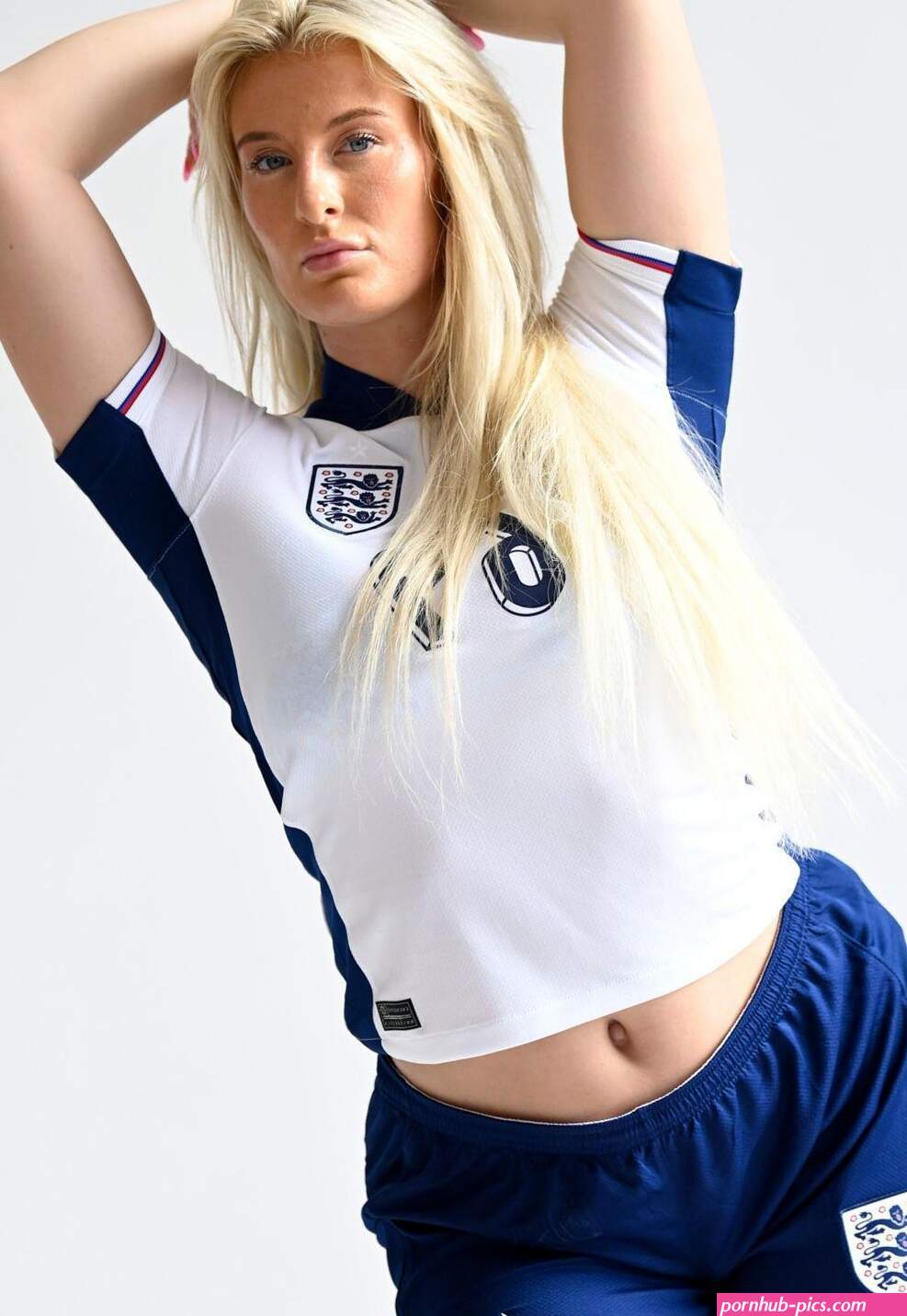 Sophia Isabella Smith Shines In Sexy England Attire At London Party