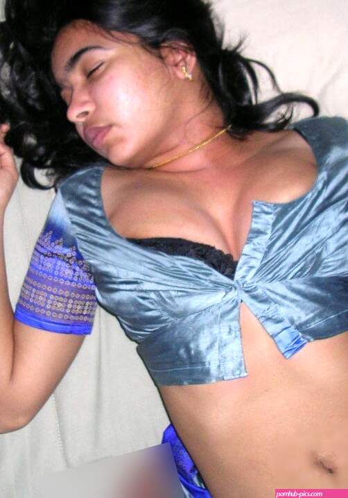 Indian-college-girl-removing-saree