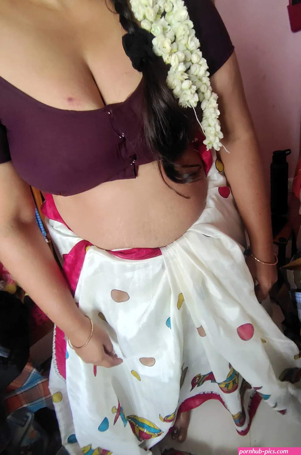 Bhabhi hot saree blouse pics: 8 Nude Pics