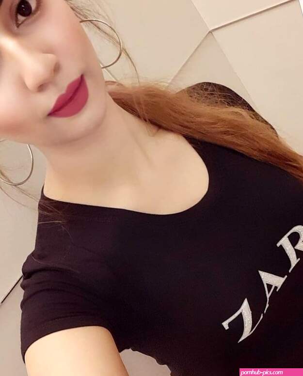 Sexy Mumbai Indian Girl Showing Round Boobs
