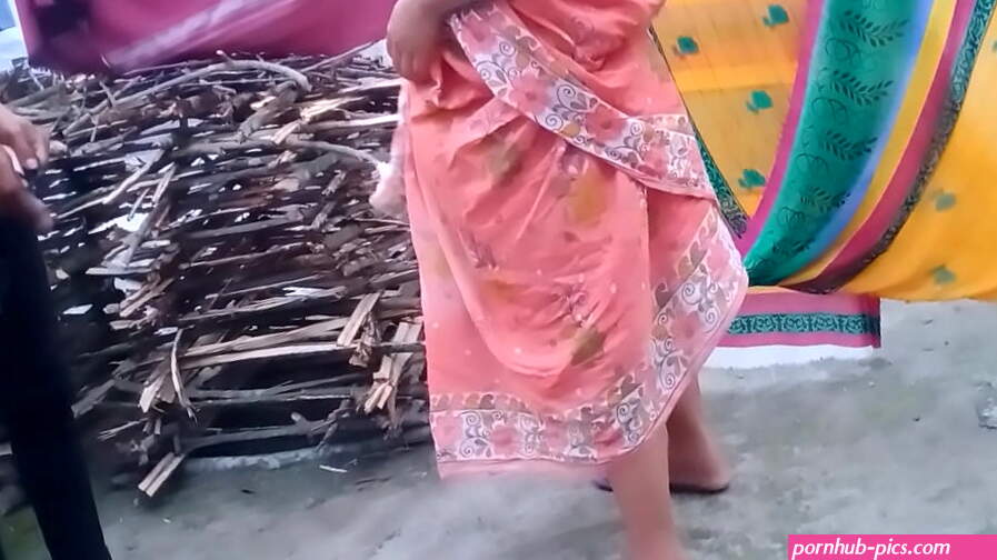 Indian Saree Bhabi outdoor fuck