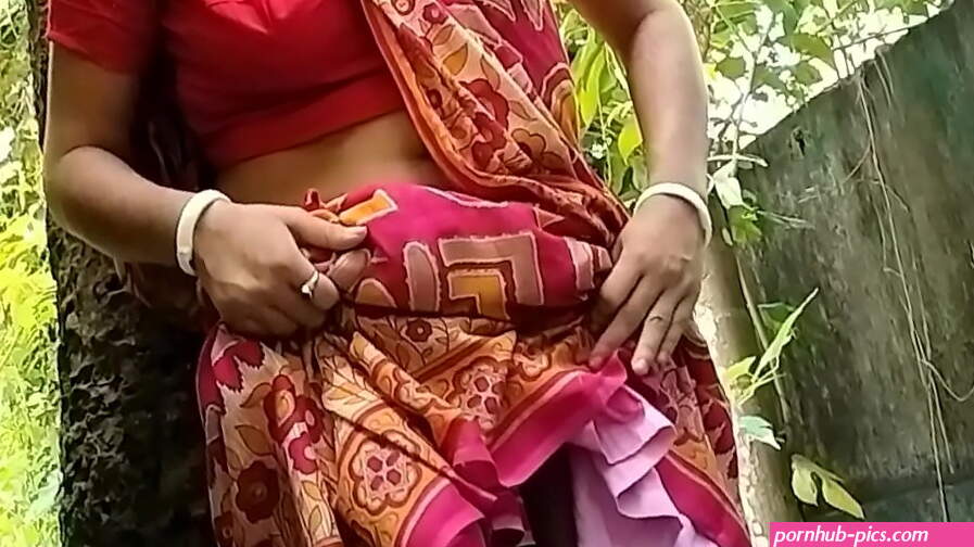 Village Living Lonly Bhabi Sex In Outdoor Official Video By Localsex31
