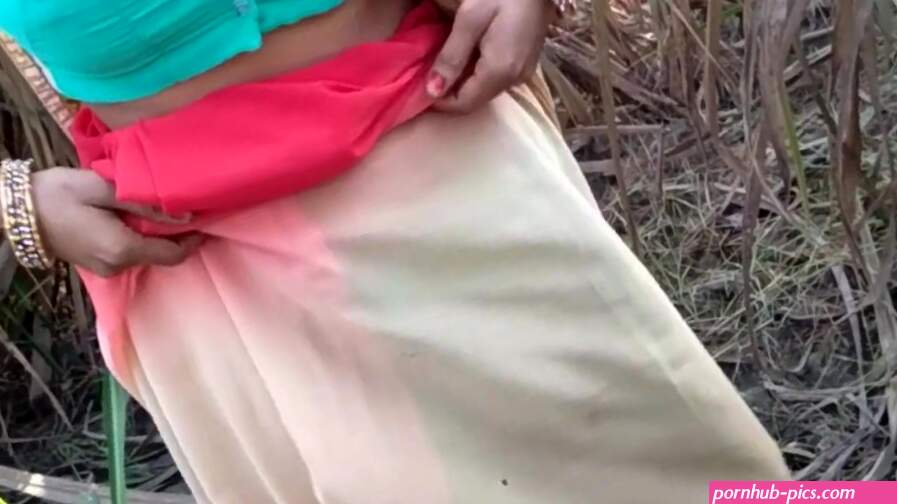 Desi village bhabhi outdoor fucking anal sex