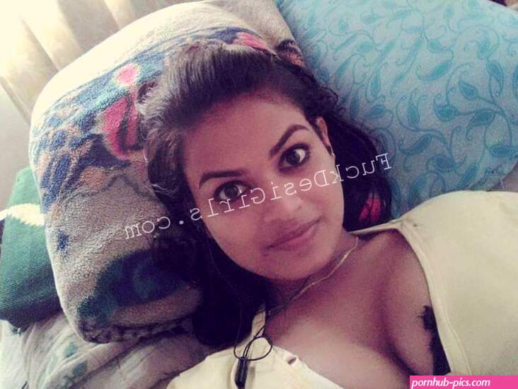Bihari GF with big boobs clicking topless selfies