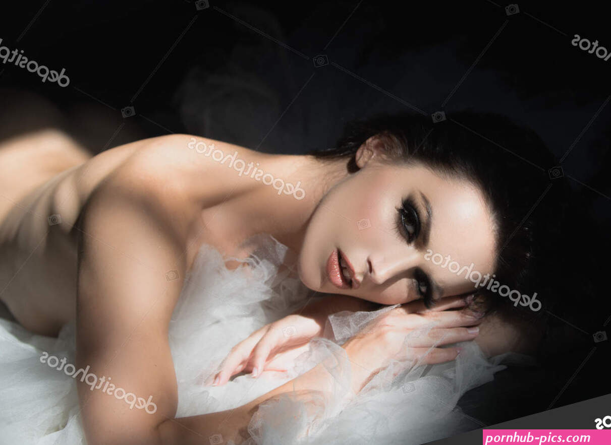 Model seksi bugil telanjang. Wanita sensual dengan tubuh ramping sempurna berpose dalam pakaian mode. Tubuh seksi yang sempurna. Foto Stok 556994348