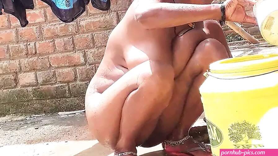Indian bhabhi nothing desi bhabhi kaise chat me apni chut Sabun se saf kar rhi h watch online