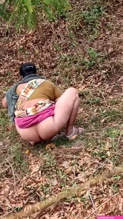 Saree Pissing: Bhabhi outdoor potty