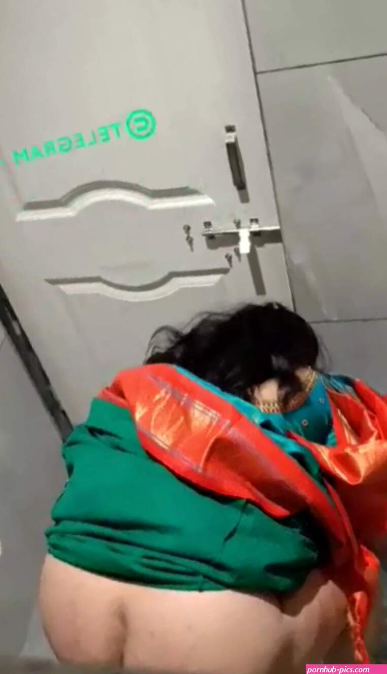 Ind toilet: Green sari Desi bhabhi pissing ass