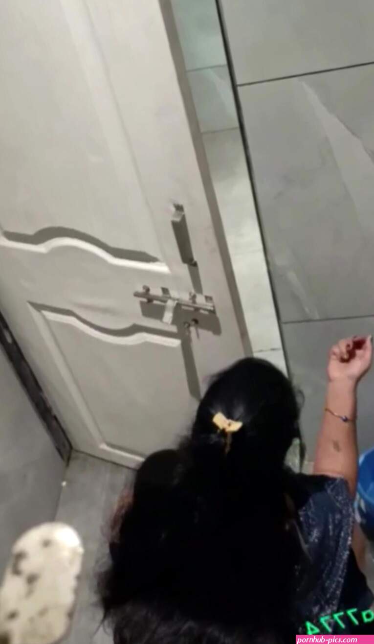 Black sari bhabhi pissing