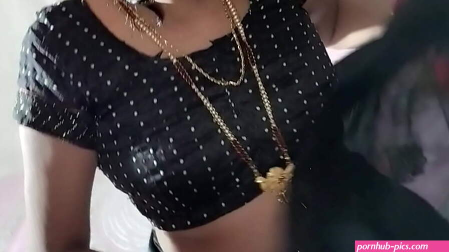 Indian xxx Desi video black saree blouse petticoat and panty