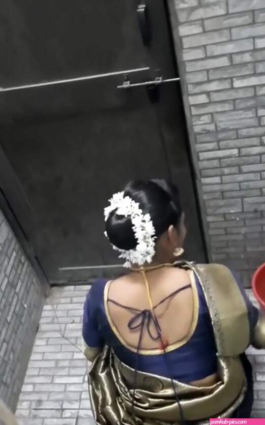 Desi sexy bhabhi pissing