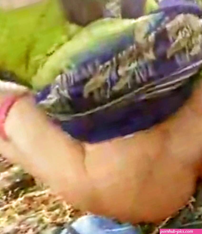 Desi wife in green saree pink panty pissing in farm