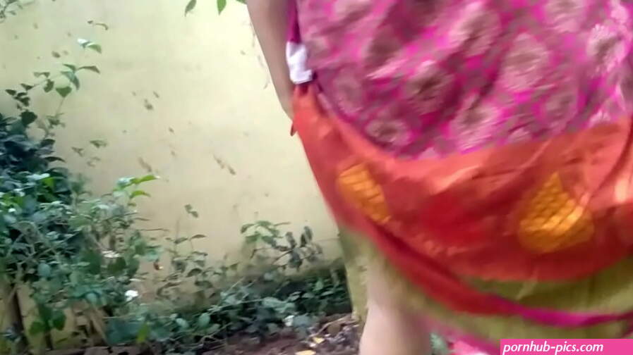 Desi village bhabhi XXX pissing expose porn
