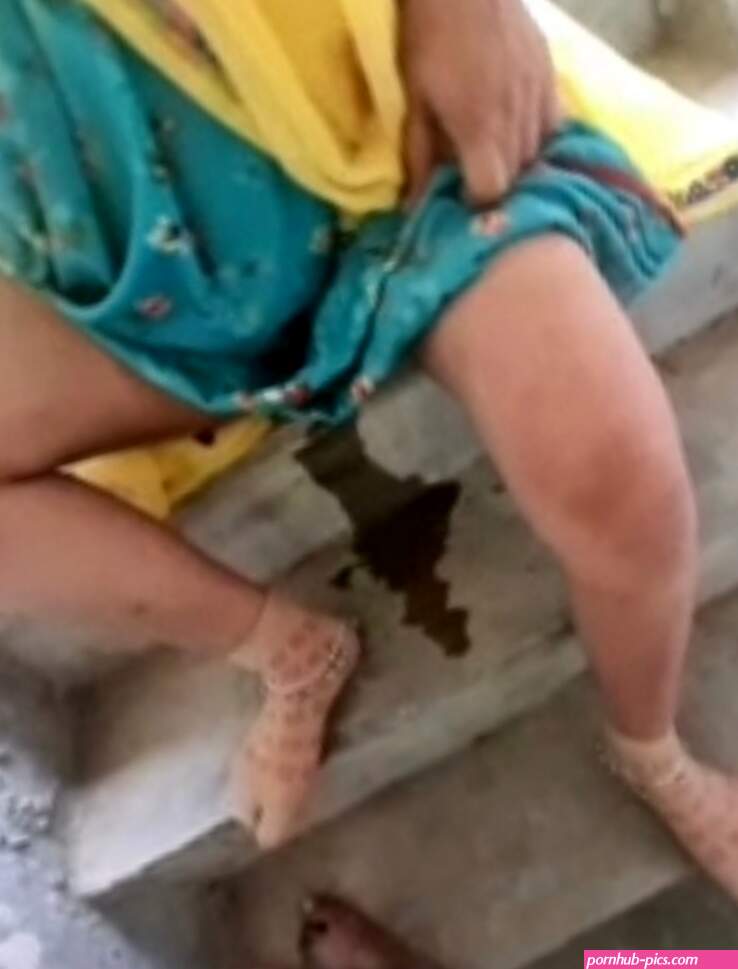 My desi pregnant wife anjali pissing in saree on stairs
