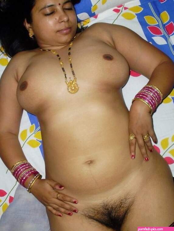 indian-bhabhi-stripping-yellow-desi-saree-showing-boobs-8