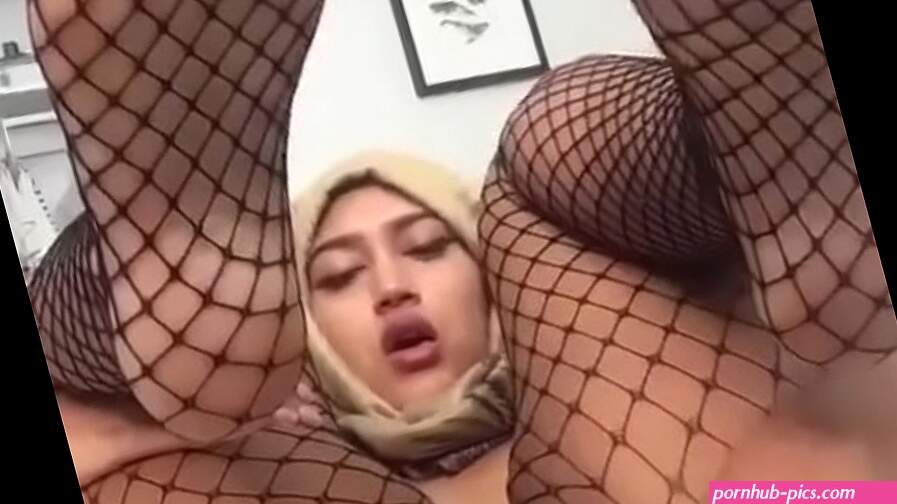 Jilbab Fiza suka colok dubur sambil ngangkang mangap-mangap