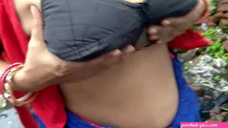 Desi Indian Bhabhi Public Outdoor Big Boobs Show Compilation regarder en ligne
