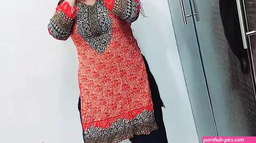 Indian Bhabhi Does Striptease and Nude Dance Ass Twerking Shaking Boobs