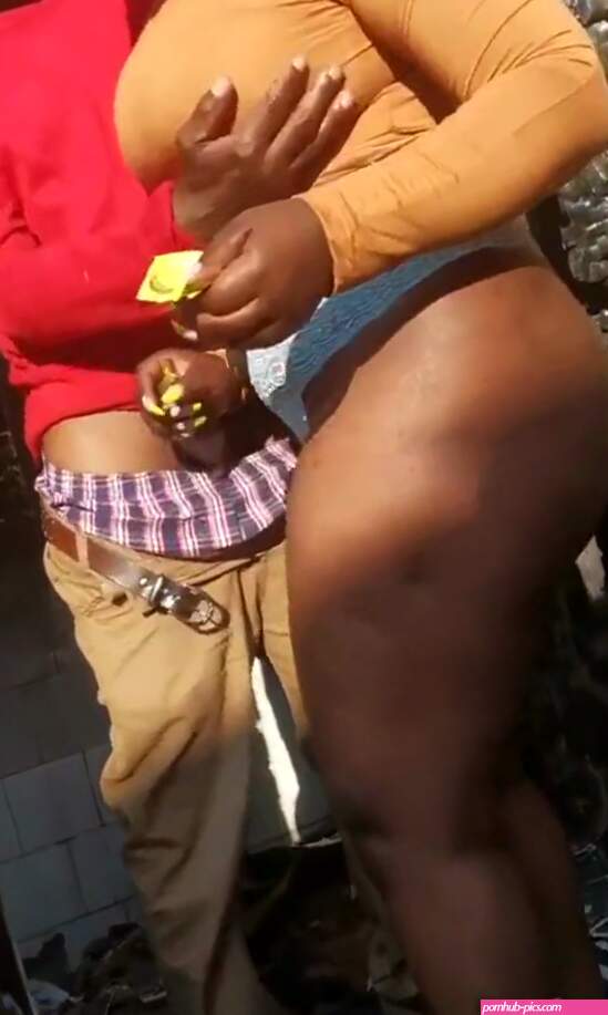 Grandpa fucking a whore in the streets of Nairobi