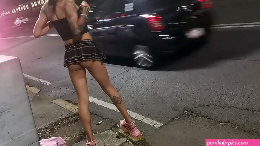 Prostituta de tlalpan por una noche flaquita trans con miniflada exhibiendo su culito