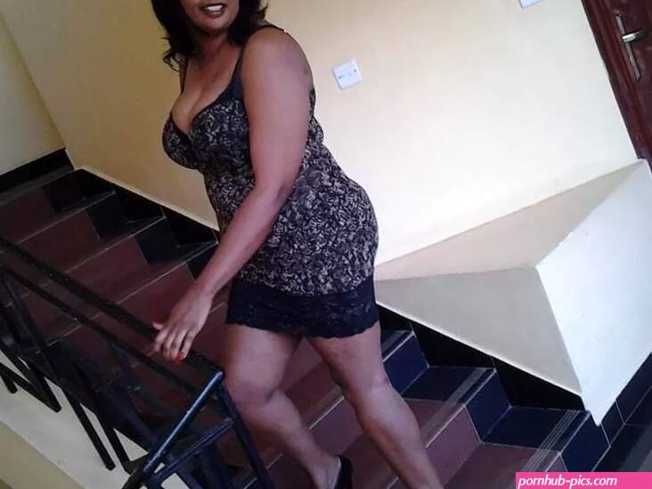 Mbarara Porn Photos of Horny Sugar Mummy Spreading Pussy