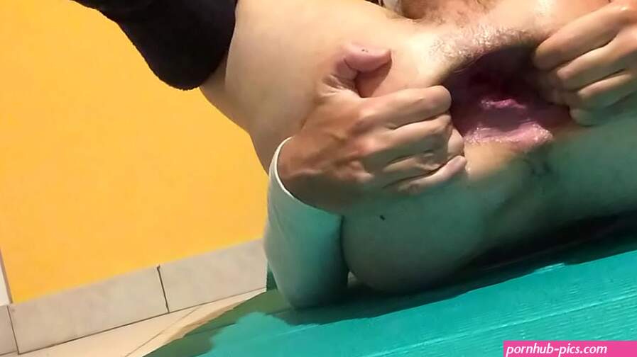 Crazy anal insertion a big bottle and...